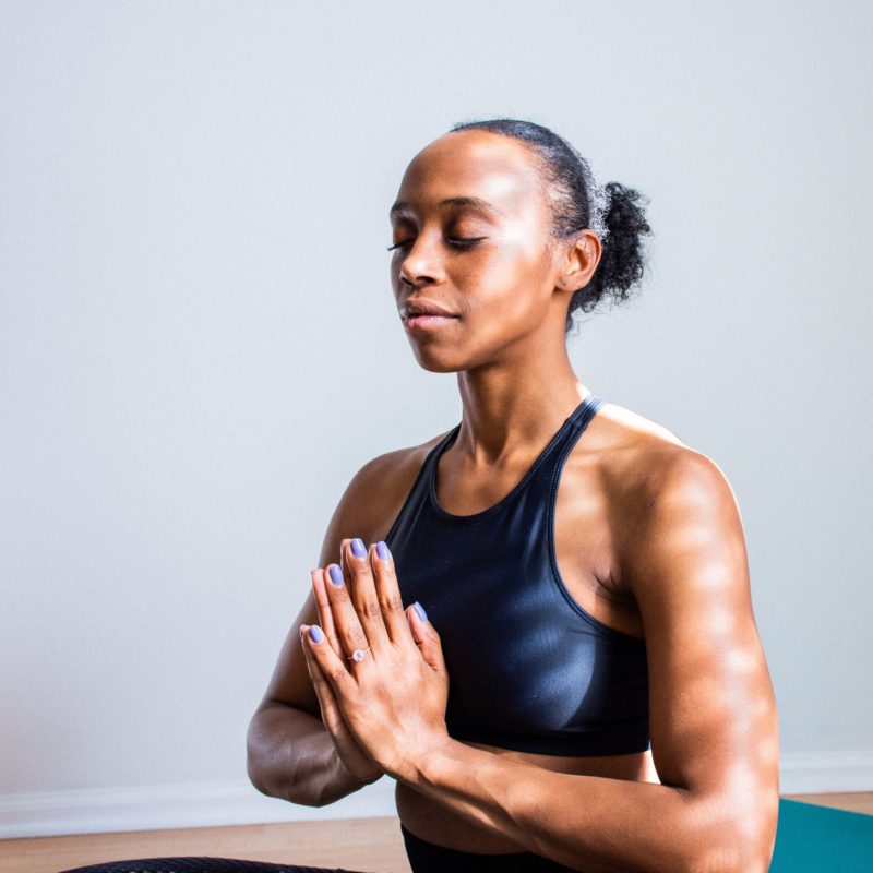 mulher meditando