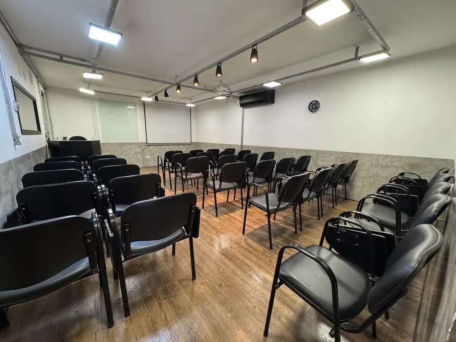 Auditório do Espaço Certo com fileiras de cadeiras voltadas para a tela de projeção