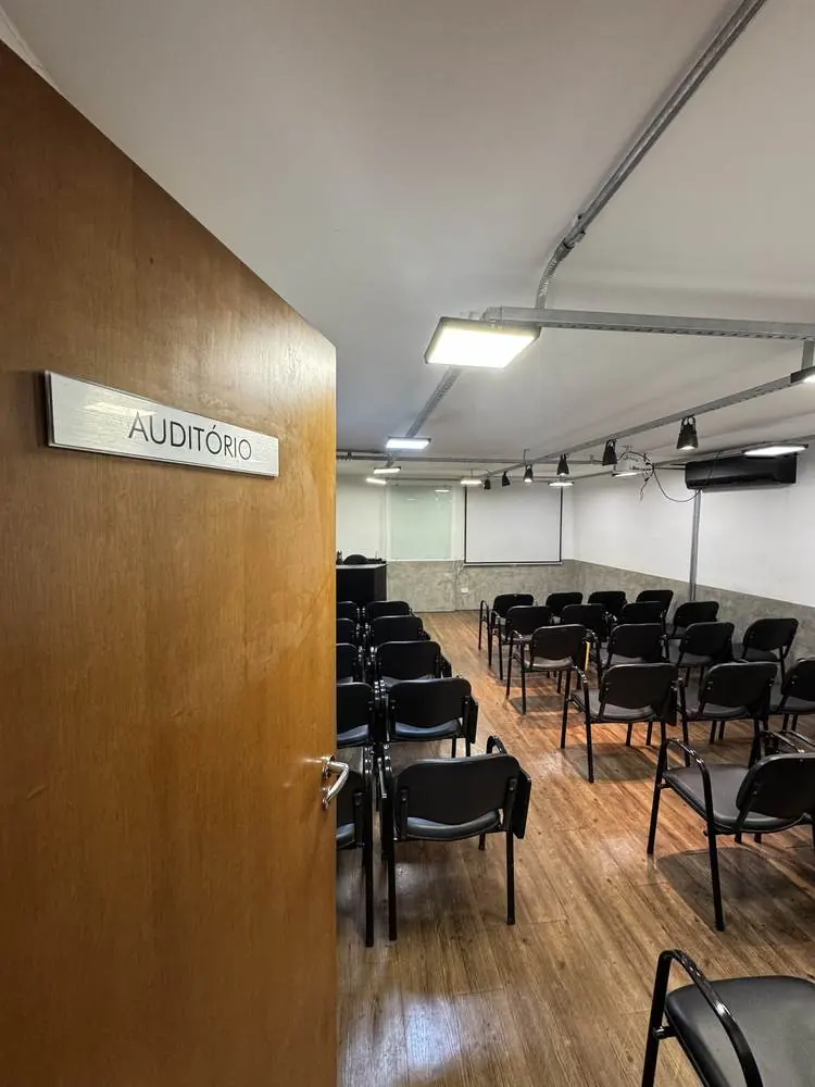 Entrada do auditório do Espaço Certo, com cadeiras dispostas para eventos