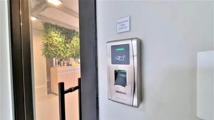 Painel de acesso biométrico exclusivo para clientes