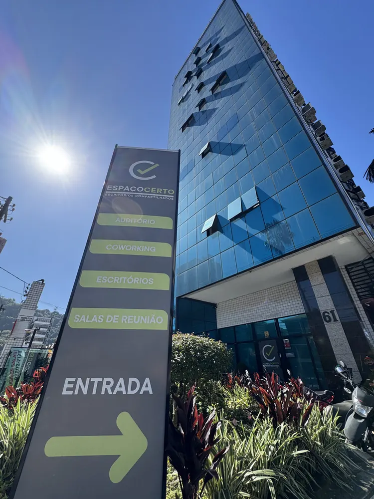 Fachada do Espaço Certo na Av. Ana Costa, 61, com totem de sinalização (Auditório, Coworking, Escritórios, Salas de Reunião) e entrada do prédio