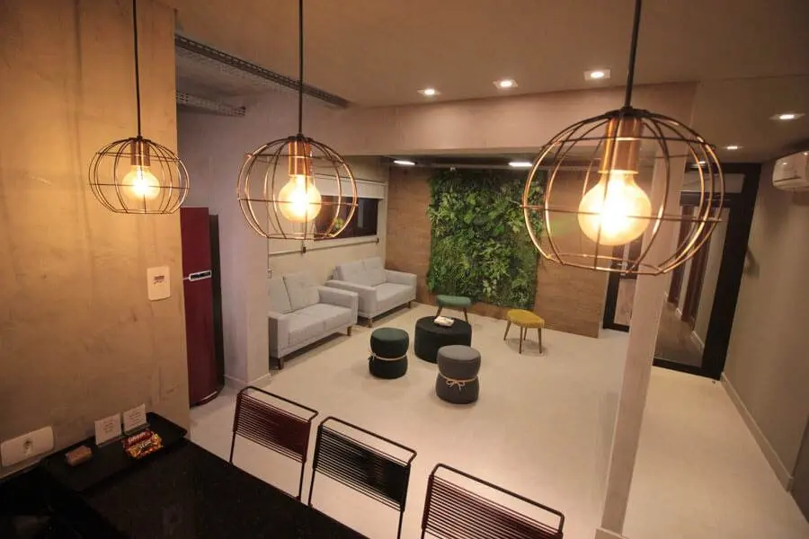 Recepção do Espaço Certo, com área de convivência e iluminação aconchegante
