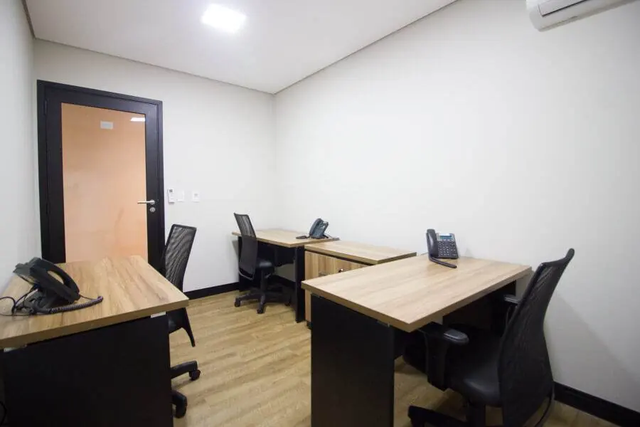 Sala privativa mobiliada, com estações de trabalho e telefones