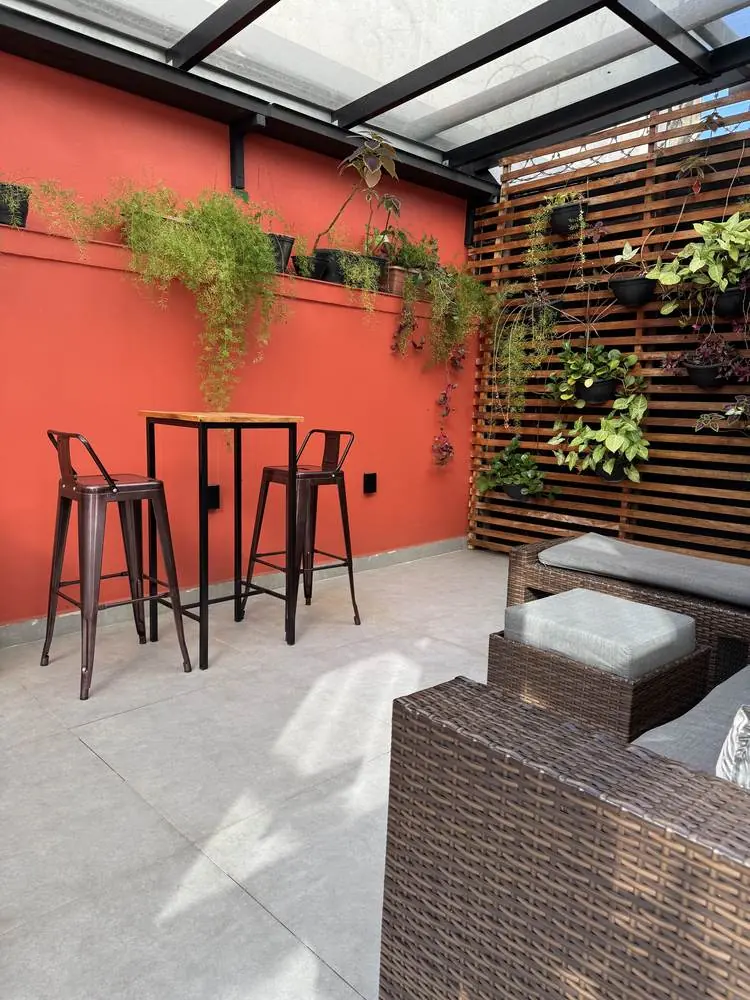 Terraço com sofás e mesas para networking ao ar livre