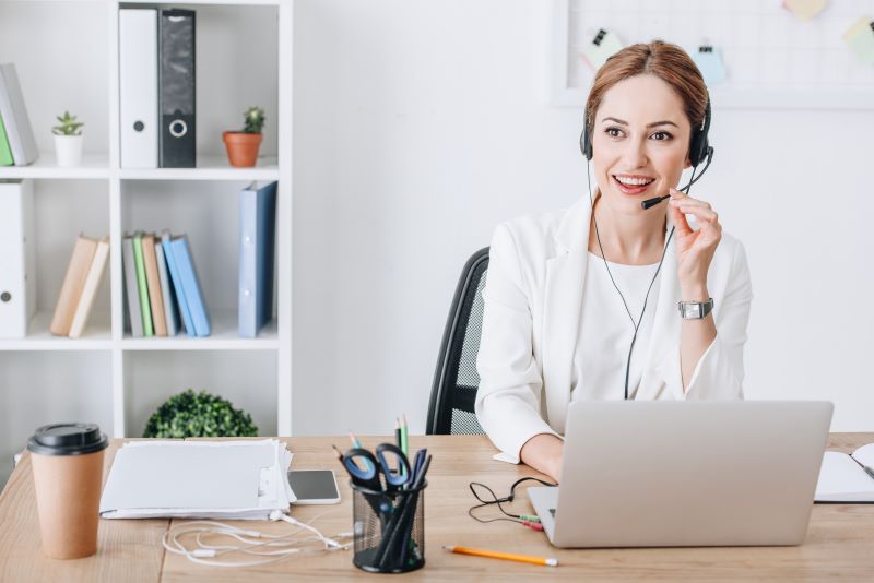 Autogestão​: mulher trabalhando em home office em ligação no computador.