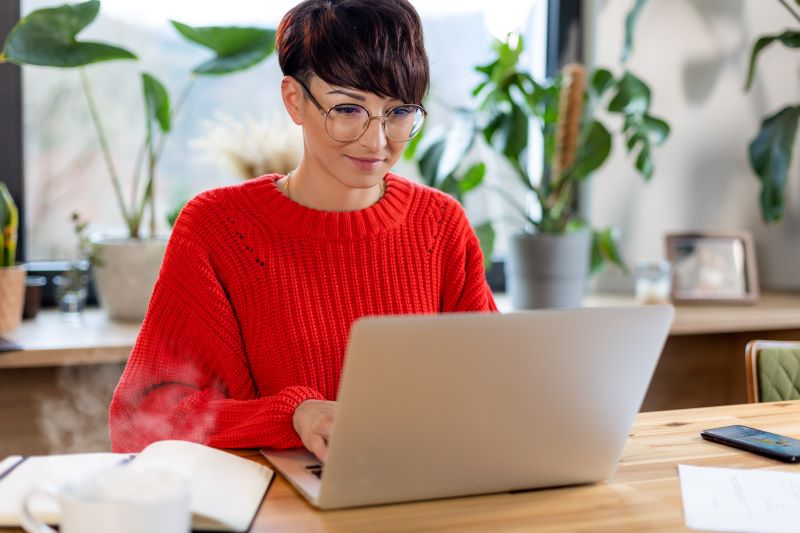 Modelos de negócios​: mulher trabalhando em escritório dentro de coworking.